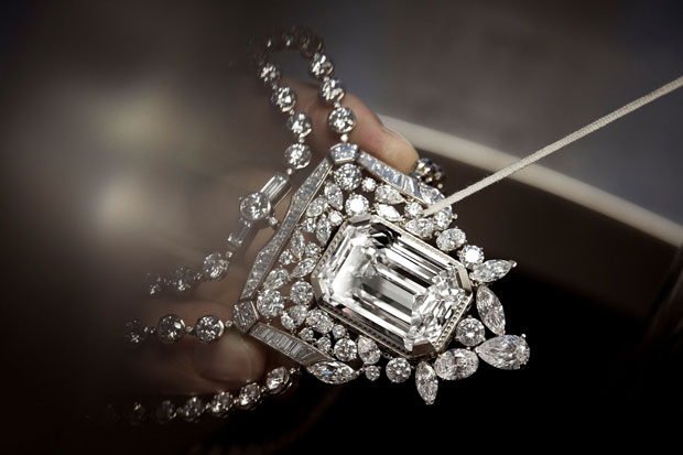 شنل «Chanel» با گردنبند الماس 55.55 قیراطی به عطر N°5 ادای احترام می کند